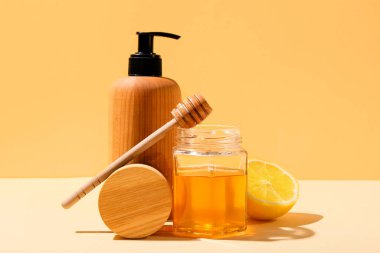 Kozmetik ürünleri ile kompozisyon, bal ve limon renk arkaplanı