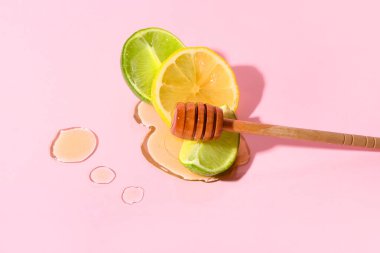 Renkli arkaplanda kireç, limon ve bal parçaları