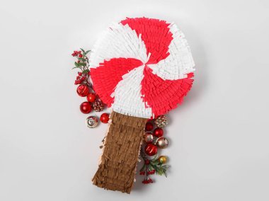 Lolipop pinata ve toplar arka planda