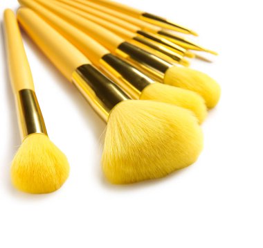 Beyaz arkaplanda şık makyaj fırçaları, yakın plan