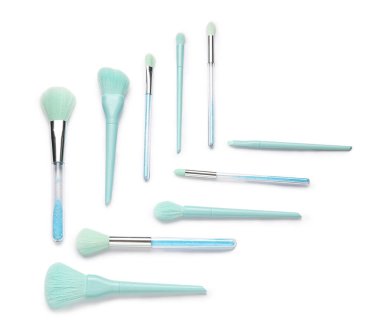 Beyaz arkaplanda güzel makyaj fırçaları.