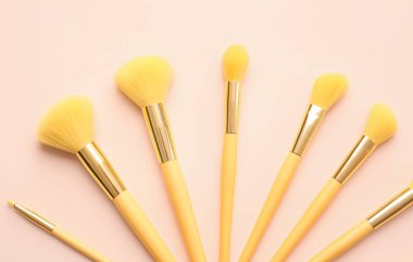 Renkli arkaplanda güzel makyaj fırçaları seti