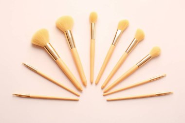 Renkli arkaplanda güzel makyaj fırçaları seti