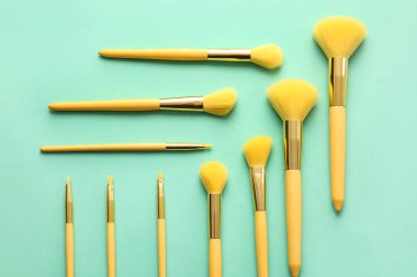 Renkli arkaplanda güzel makyaj fırçaları seti