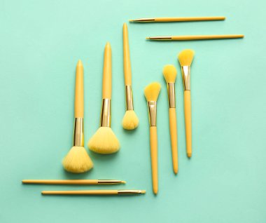 Renkli arkaplanda güzel makyaj fırçaları seti