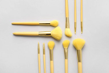 Hafif arkaplanda şık makyaj fırçaları