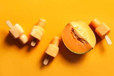 Renkli arkaplanda lezzetli kavun dondurması