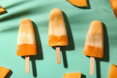 Renkli arkaplanda lezzetli kavun dondurması