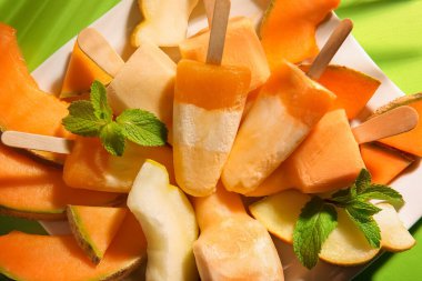 Renkli arkaplanda lezzetli kavunlu dondurma tabağı