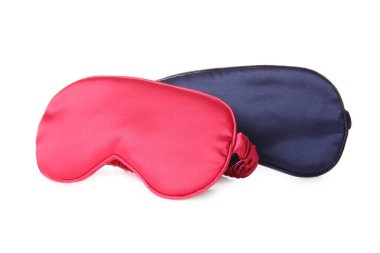 Beyaz arkaplanda şık uyku maskeleri
