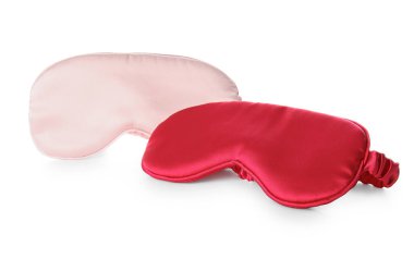 Beyaz arkaplanda şık uyku maskeleri