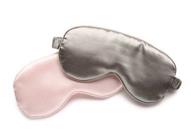 Beyaz arkaplanda şık uyku maskeleri