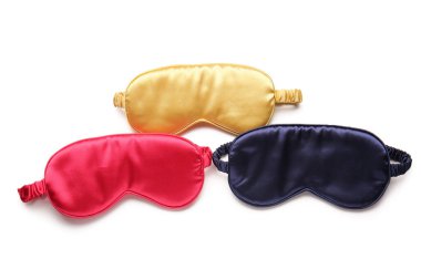 Beyaz arka planda farklı yumuşak uyku maskeleri