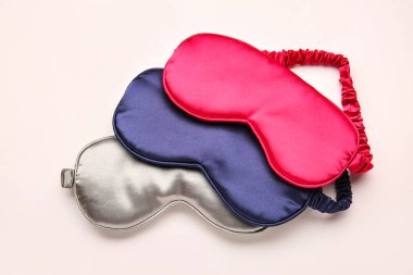 Beyaz arka planda farklı yumuşak uyku maskeleri