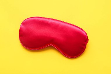 Renkli arkaplanda şık bir uyku maskesi