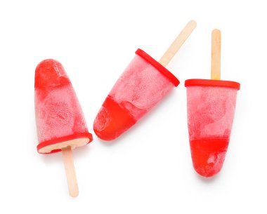 Beyaz arka planda lezzetli kavun dondurması.