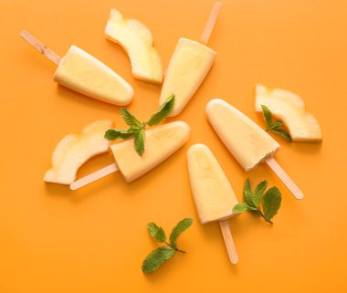 Renkli arkaplanda lezzetli kavun dondurması