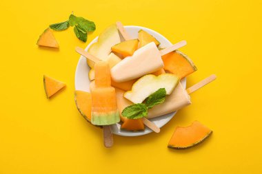 Renkli arkaplanda lezzetli kavunlu dondurma tabağı