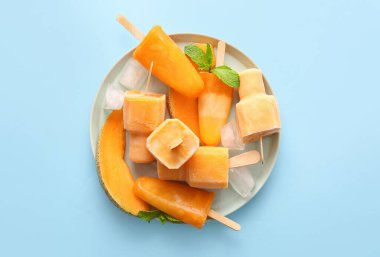 Renkli arkaplanda lezzetli kavunlu dondurma tabağı