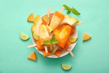 Renkli arkaplanda lezzetli kavunlu dondurma tabağı