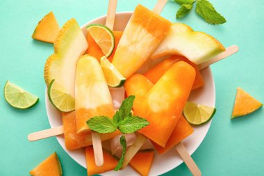 Renkli arkaplanda lezzetli kavunlu dondurma tabağı