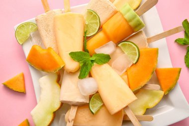 Renkli arkaplanda lezzetli kavunlu dondurma tabağı