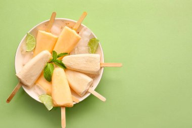 Renkli arkaplanda lezzetli kavunlu dondurma tabağı