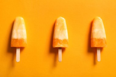 Renkli arkaplanda lezzetli kavun dondurması