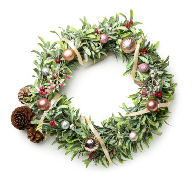 Beyaz arka planda güzel ökseotu çelengi