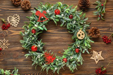 Tahta arka planda güzel ökseotu çelengi