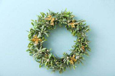 Renkli duvarda güzel ökseotu çelengi