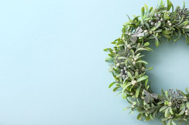 Renkli duvarda güzel ökseotu çelengi