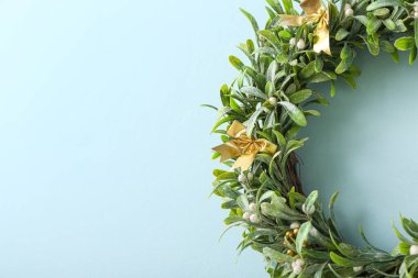 Renkli duvarda güzel ökseotu çelengi