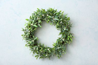 Işık duvarında basit ökse otu çelengi