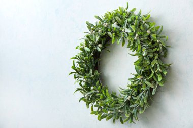 Işık duvarında basit ökse otu çelengi