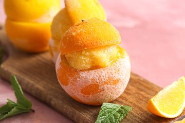 Arkaplanda portakal kabuklu lezzetli dondurmalar