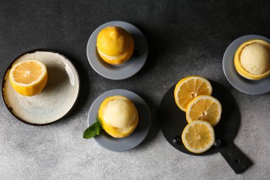 Koyu arkaplanda limonlu dondurmalı tabaklar.
