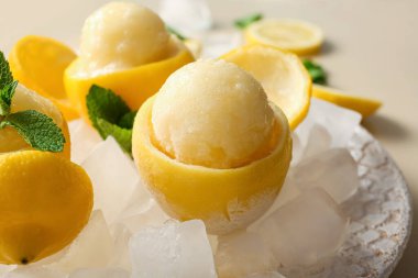 Renkli arkaplanda limon kabuklarıyla lezzetli dondurma tabağı