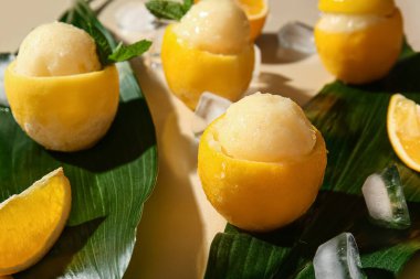 Renkli arkaplanda limon kabuklarıyla lezzetli dondurmalar