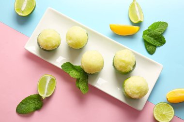 Renkli arkaplanda kireç kabuklarıyla lezzetli dondurma tabağı