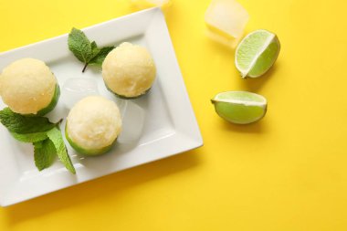 Renkli arkaplanda kireç kabuklarıyla lezzetli dondurma tabağı