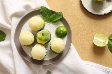 Renkli arkaplanda kireç kabuklarıyla lezzetli dondurma tabağı