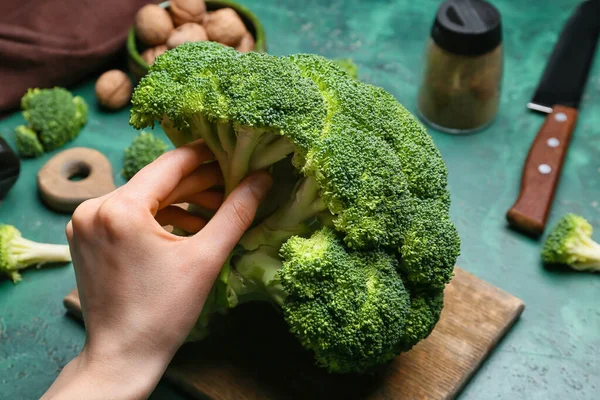 Main Féminine Avec Chou Brocoli Sain Sur Fond Couleur — Photo