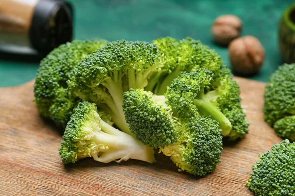 Papan Dengan Brokoli Sehat Kubis Pada Latar Belakang Warna — Stok Foto