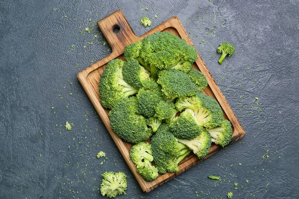Papan Dengan Brokoli Sehat Kubis Pada Latar Belakang Gelap — Stok Foto