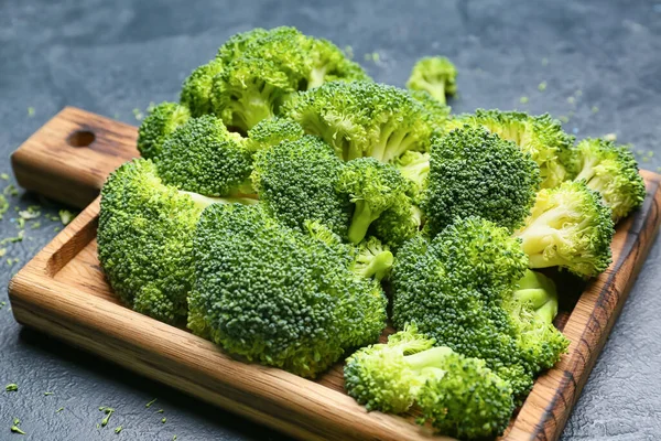 Papan Dengan Brokoli Sehat Kubis Pada Latar Belakang Warna — Stok Foto