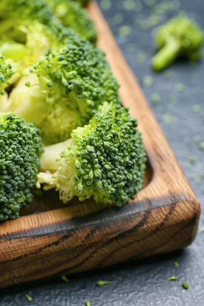 Renkli Arka Planda Sağlıklı Brokoli Lahanası Olan Tahta Yakın Plan — Stok fotoğraf