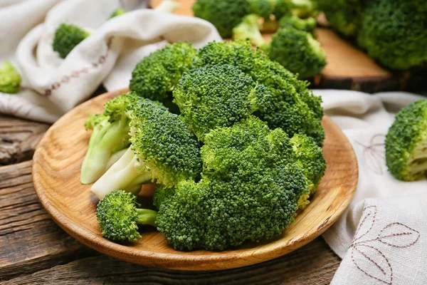 Tahta Zemin Üzerinde Sağlıklı Brokolili Lahana Tabağı — Stok fotoğraf