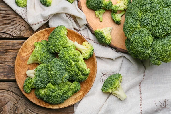 Piring Dengan Brokoli Sehat Kubis Pada Latar Belakang Kayu — Stok Foto
