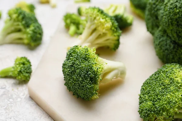 Brokoli Sehat Kubis Pada Latar Belakang Cahaya — Stok Foto